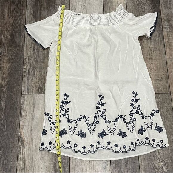 E&M Blue and White Off Shoulder Blouse Embroidered Detail on Bottom Hem Medium - Picture 10 of 10